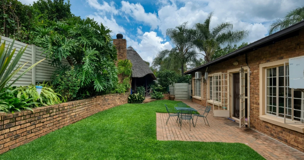 artificial turf backyard — supporting image 2