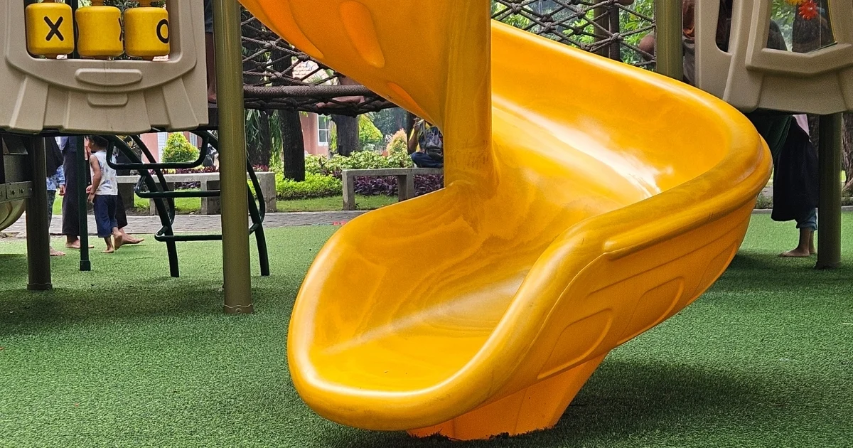 artificial turf playground — supporting image 1